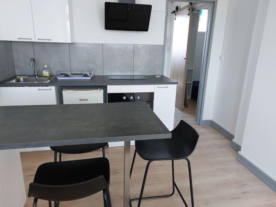 Le Voltaire - T2 Neuf Face Pyrenees Apartment Tarbes Bagian luar foto