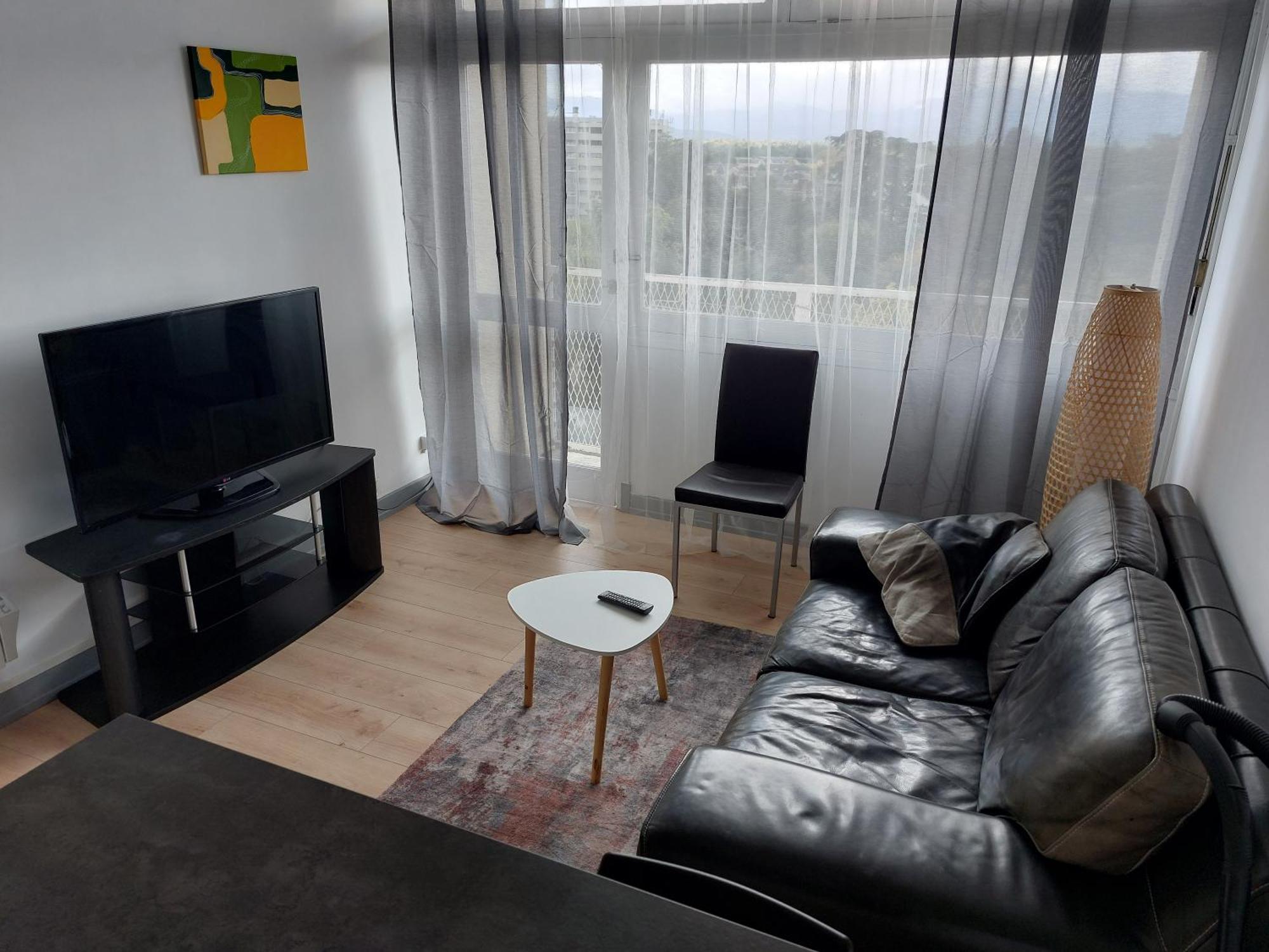 Le Voltaire - T2 Neuf Face Pyrenees Apartment Tarbes Bagian luar foto